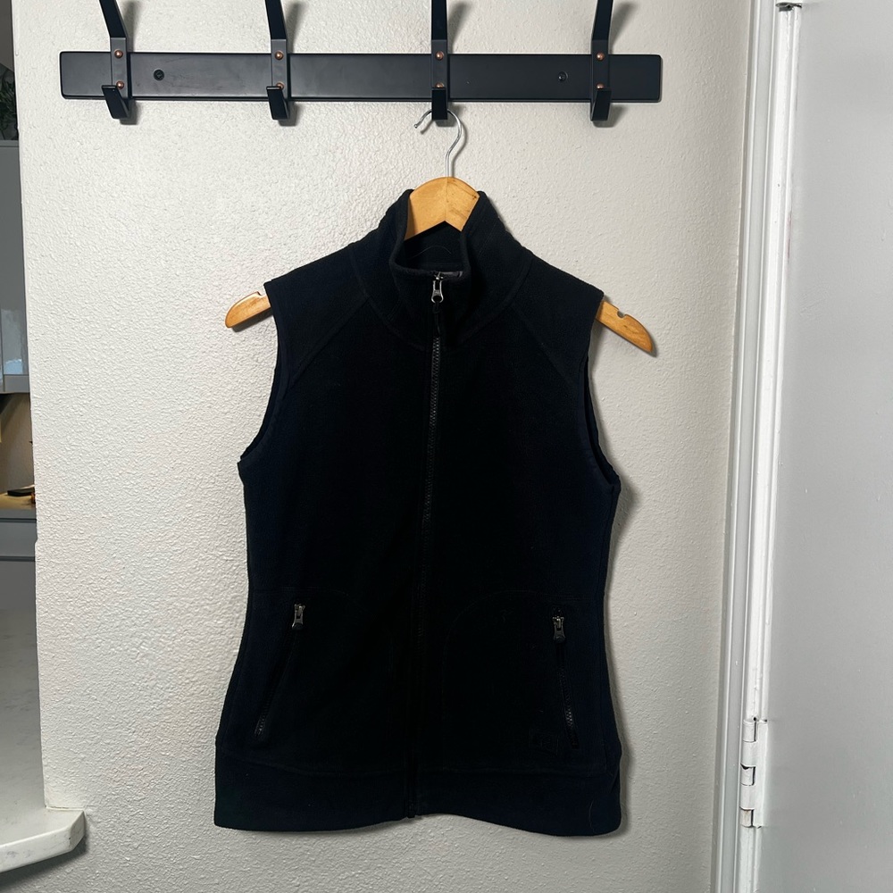 Black REI women’s fleece vest